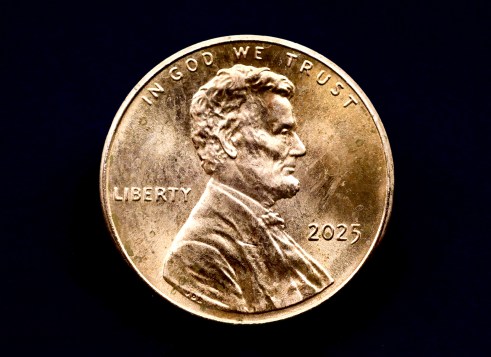 Close‑up of a 2025 U.S. penny on a dark background.